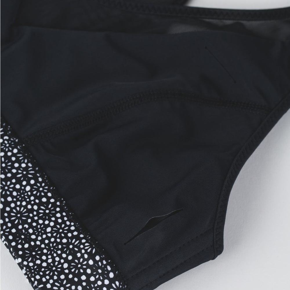 Lululemon Race With Me Top         
Swim Top/Sports Bra 
Freckle Flower Black - Picture 8 of 10